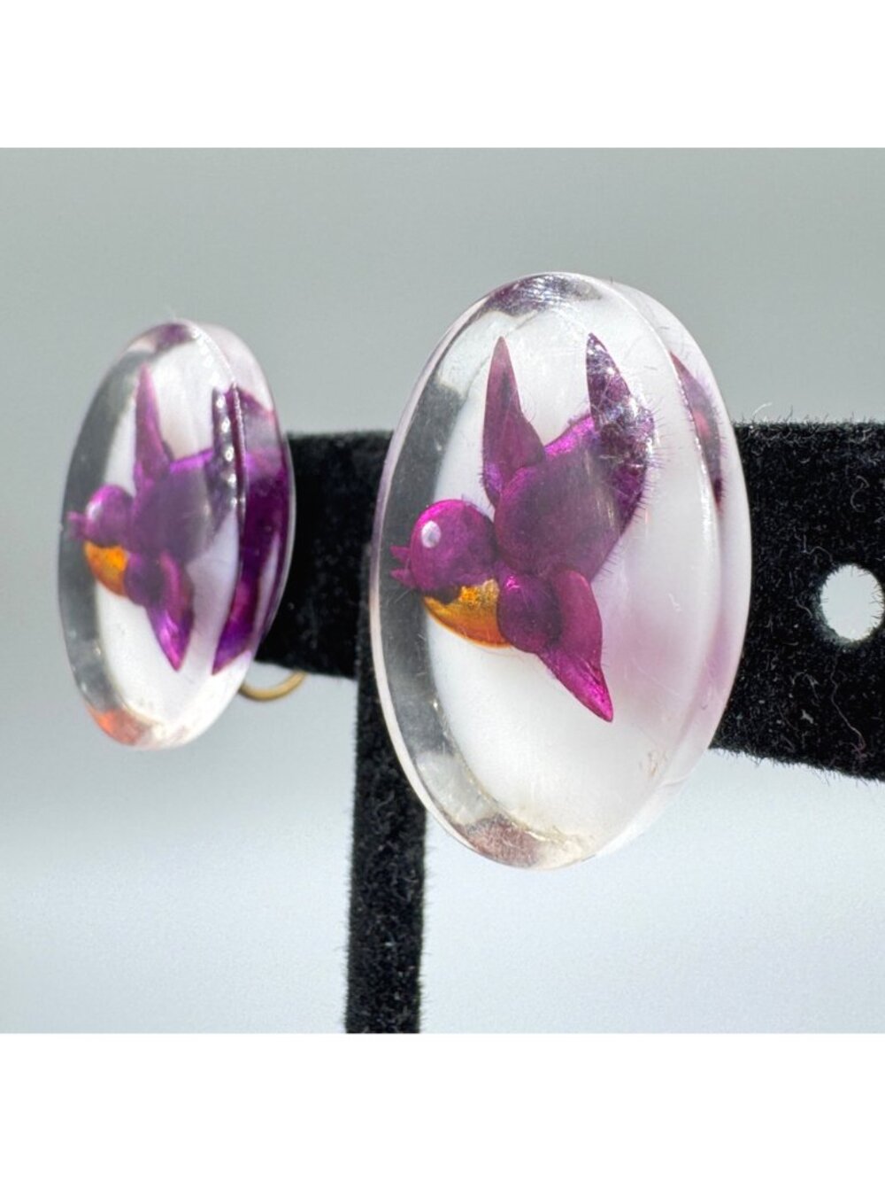 Vintage Lucite Intaglio Bird Earrings Screw Back 1940s Reverse Painted Purple - Picture 8 of 10
